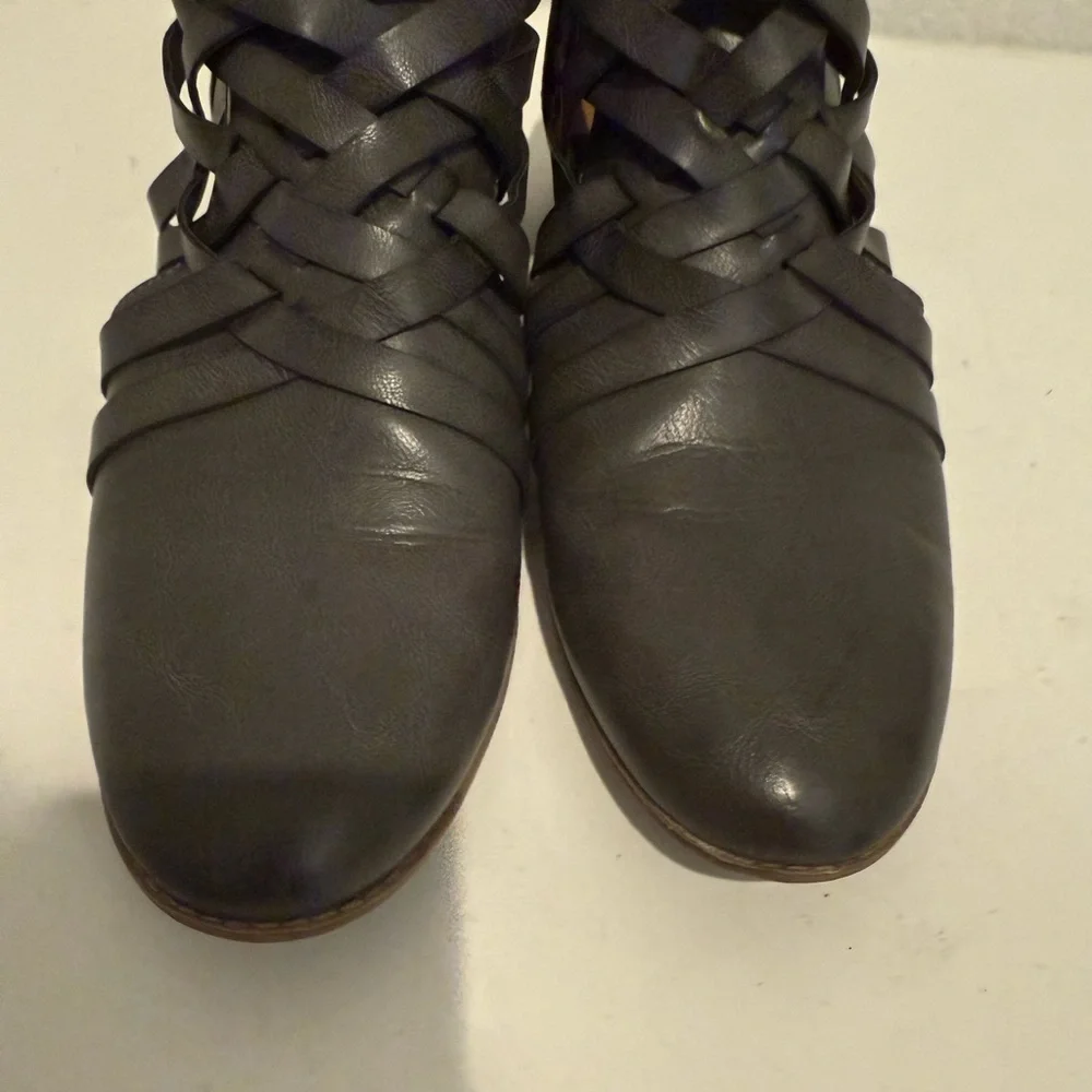 Maurices Diana Strappy Cutout Faux-Leather Distressed Ankle Bootie Gray Size 9